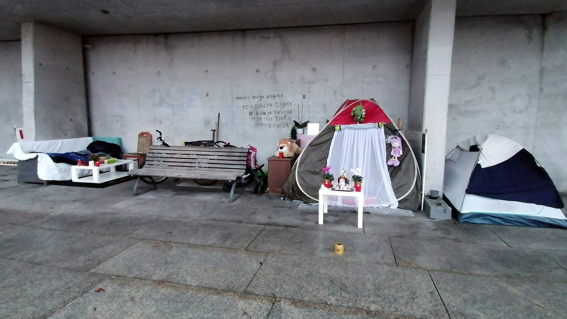 &nbsp;Ludwig-Erhard-Ufer im Regierungsviertel: Hier wohnen Obdachlose ebenso wie am Alex und in Fußgängerzonen.