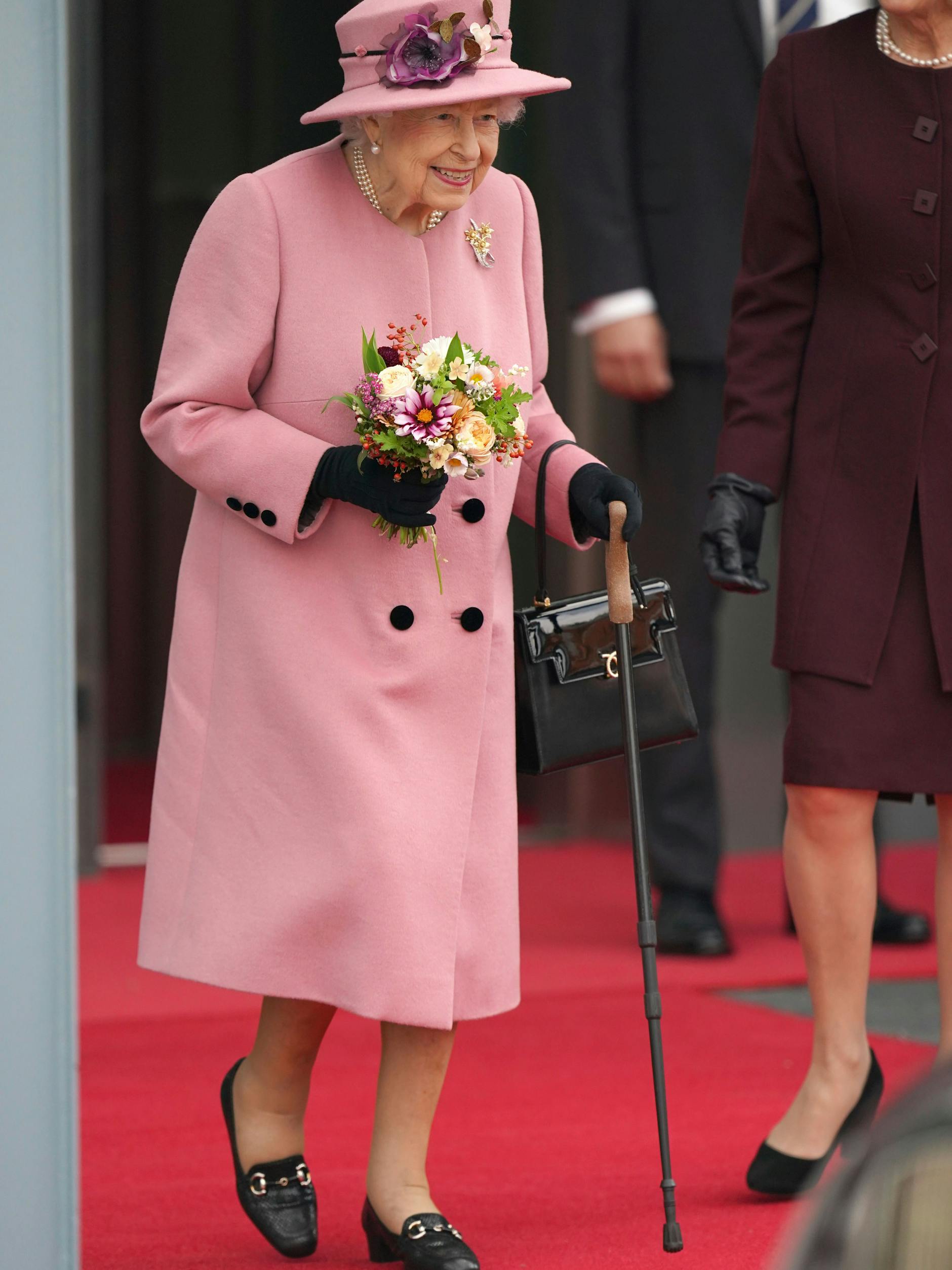 Ein ungewohnter Anblick: Königin Elizabeth II. nutzt einen Gehstock, als sie in Cardiff nach der Eröffnungszeremonie des walisischen Parlaments das Parlamentsgebäude verlässt.
