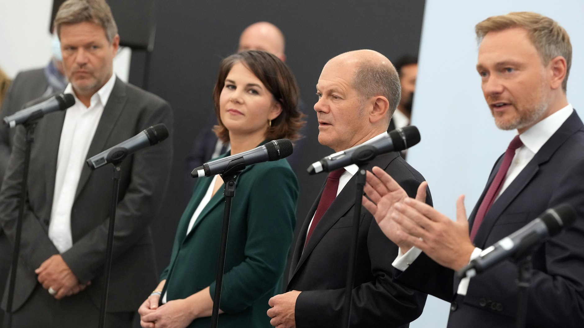 Robert Habeck, Annalena Baerbock (beide Grüne), Olaf Scholz (SPD) und Christian Lindner (FDP) streben eine gemeinsame Regierungskoalition an.