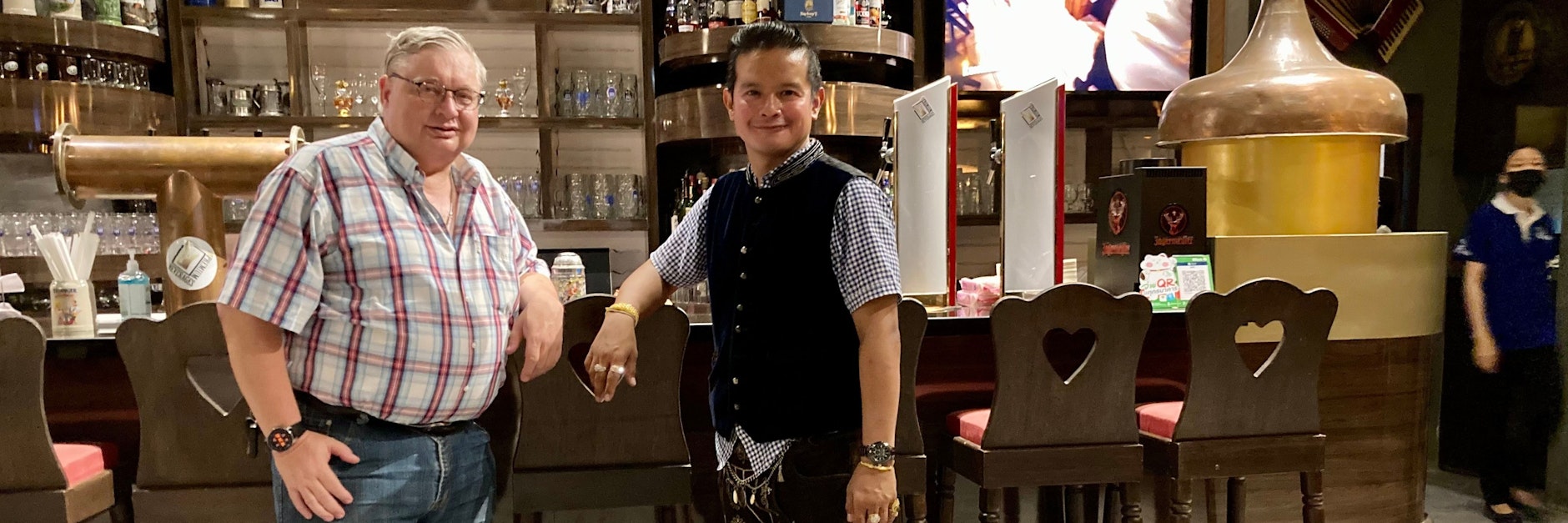 Statt Pad Thai lieber Pommes mit Currywurst Im Traditionslokal „Bei