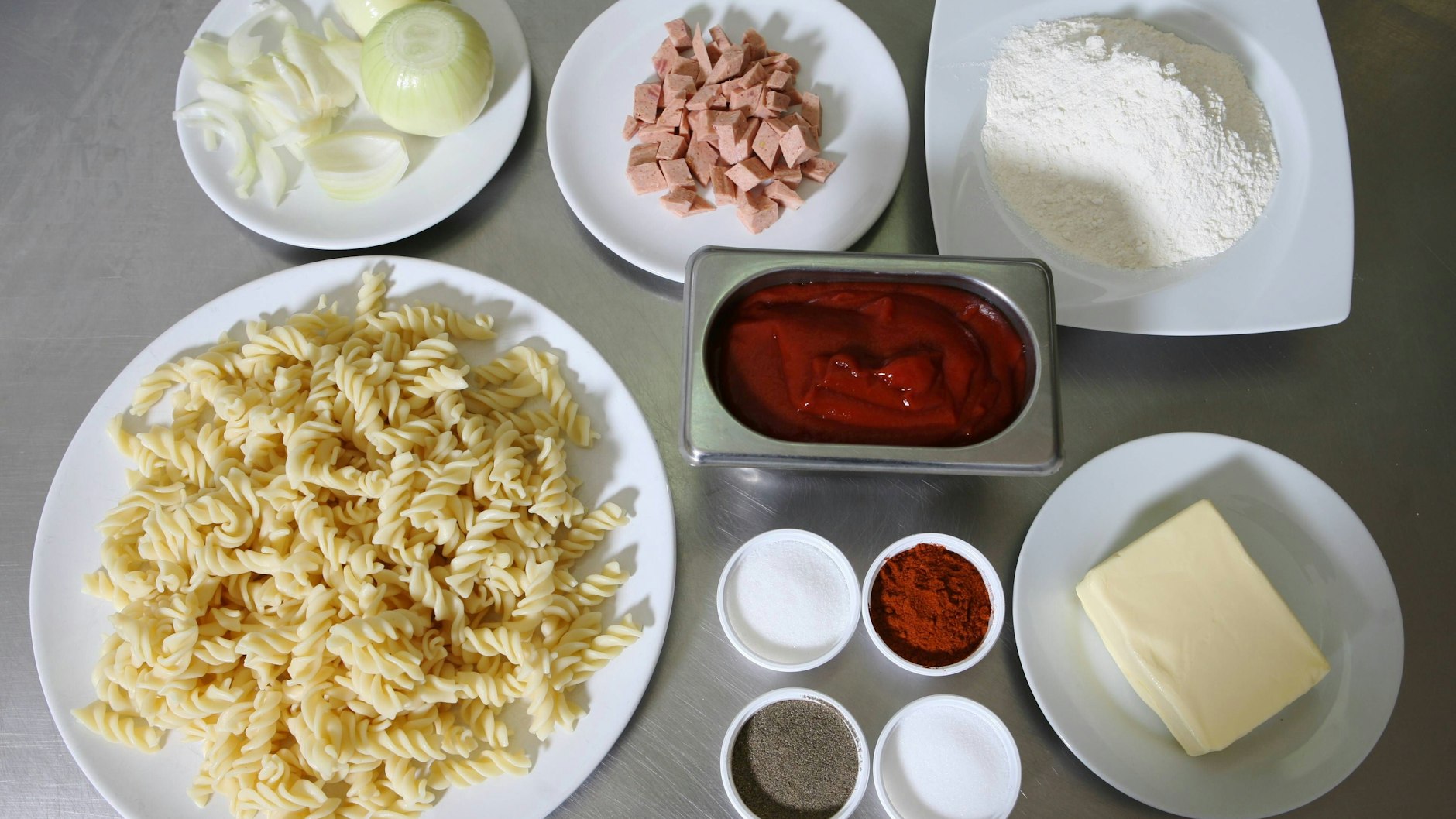 Nudeln, Jagdwurst, Ketchup, Tomatenmark: Das sind die Hauptzutaten für die meisten Rezepte für Nudeln mit Feuerwehrsoße.