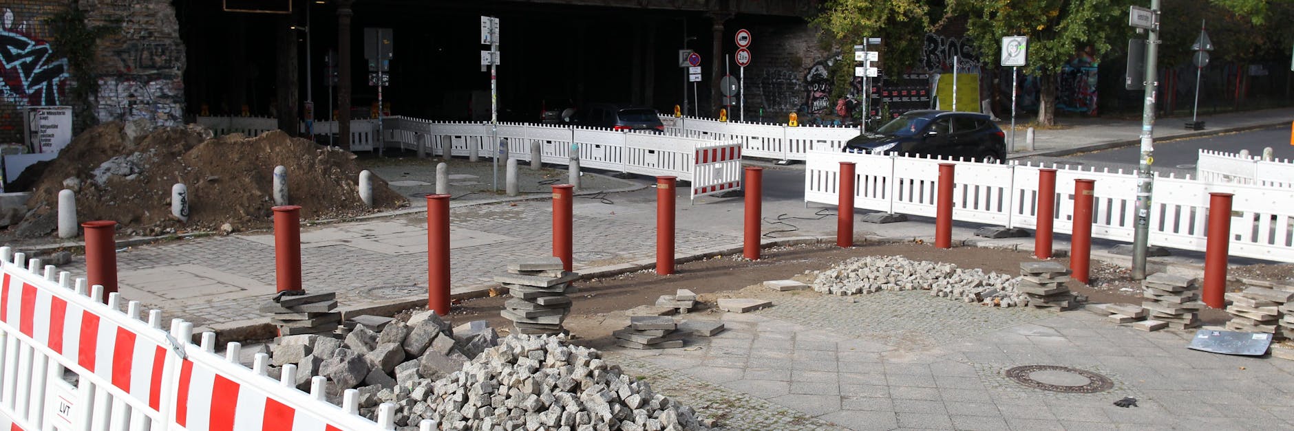 Pollerbau am Zugang zum Mauerpark in der Gleimstraße. Hier sind die Absperrungen fast fertig