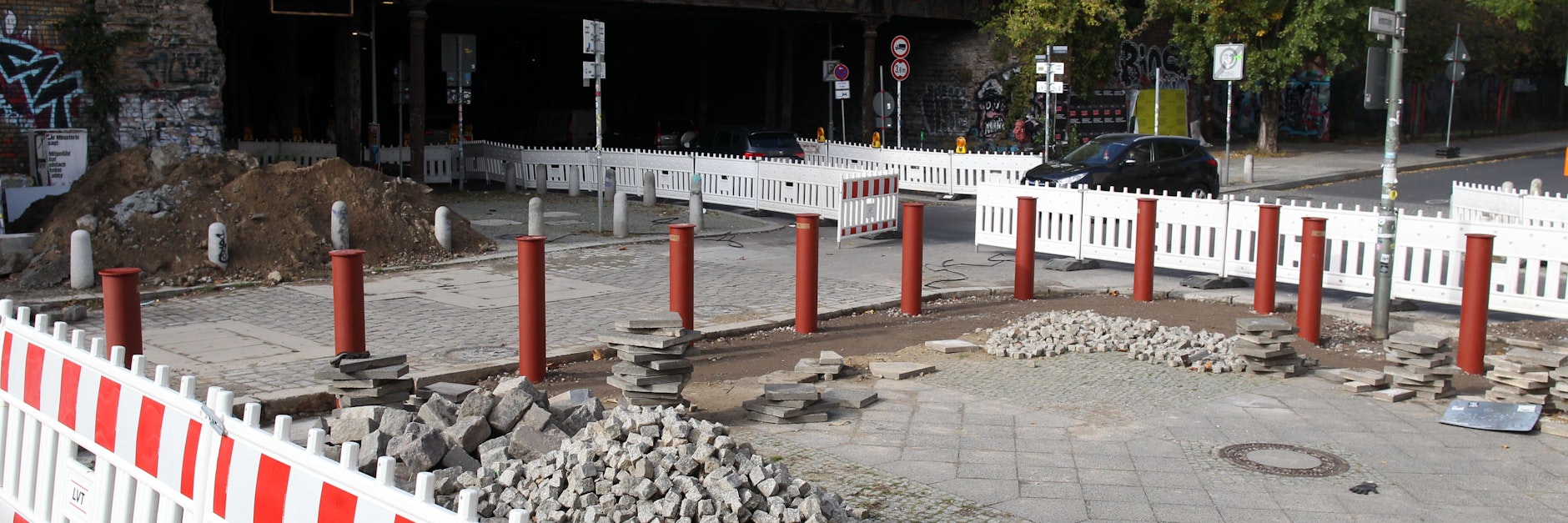 Pollerbau am Zugang zum Mauerpark in der Gleimstraße. Hier sind die Absperrungen fast fertig
