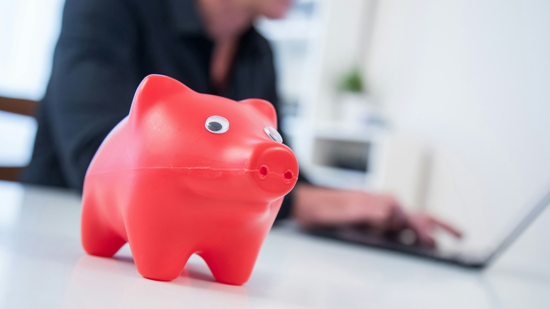 Damit das Ersparte sich langfristig vermehrt, rät ein Finanzexperte zur Geldanlage in Wertpapiere.