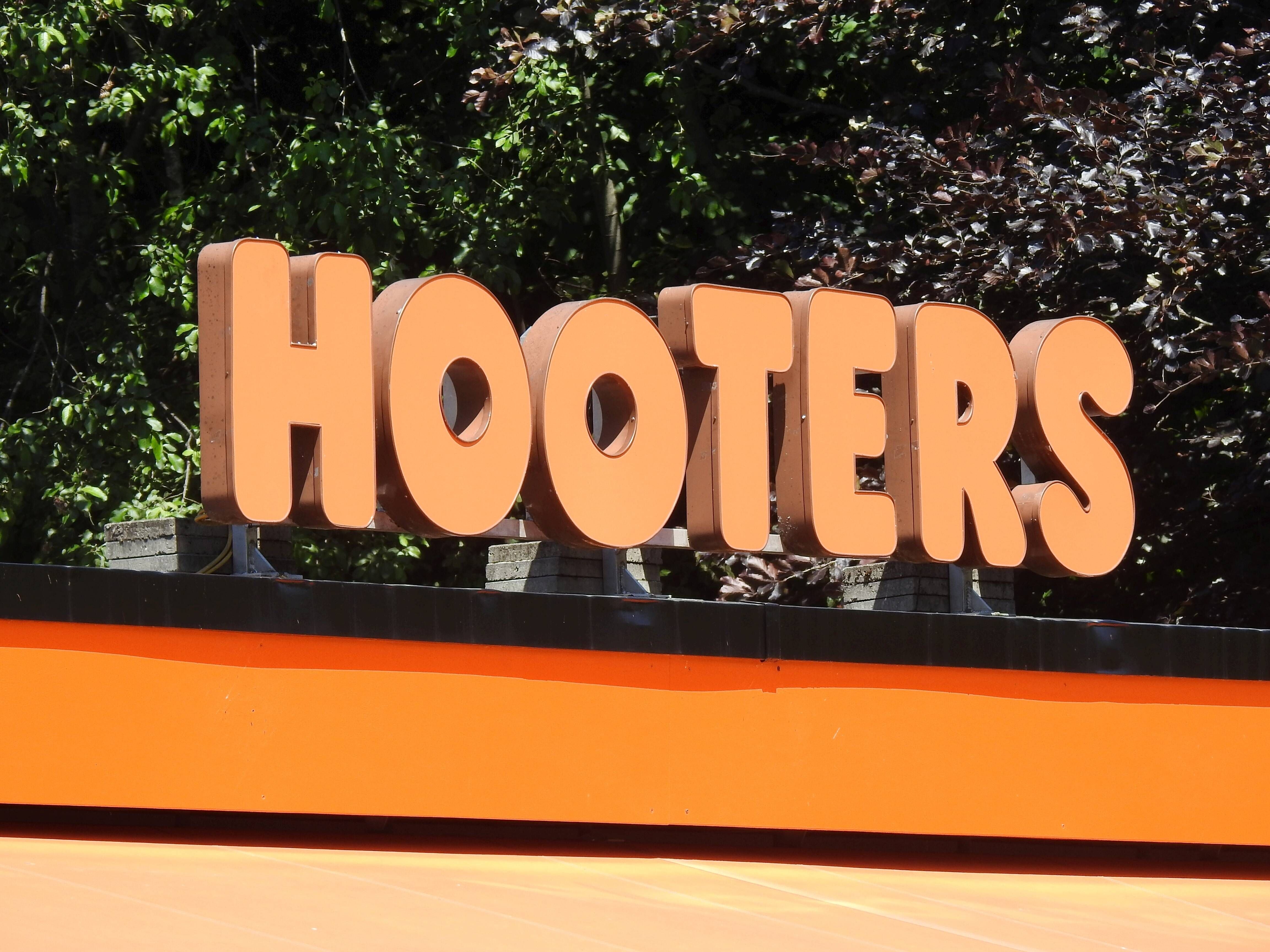 Restaurantkette „Hooters“: Bedienungen empören sich über ihre neue Arbeitskleidung – und DAS ist der Grund!