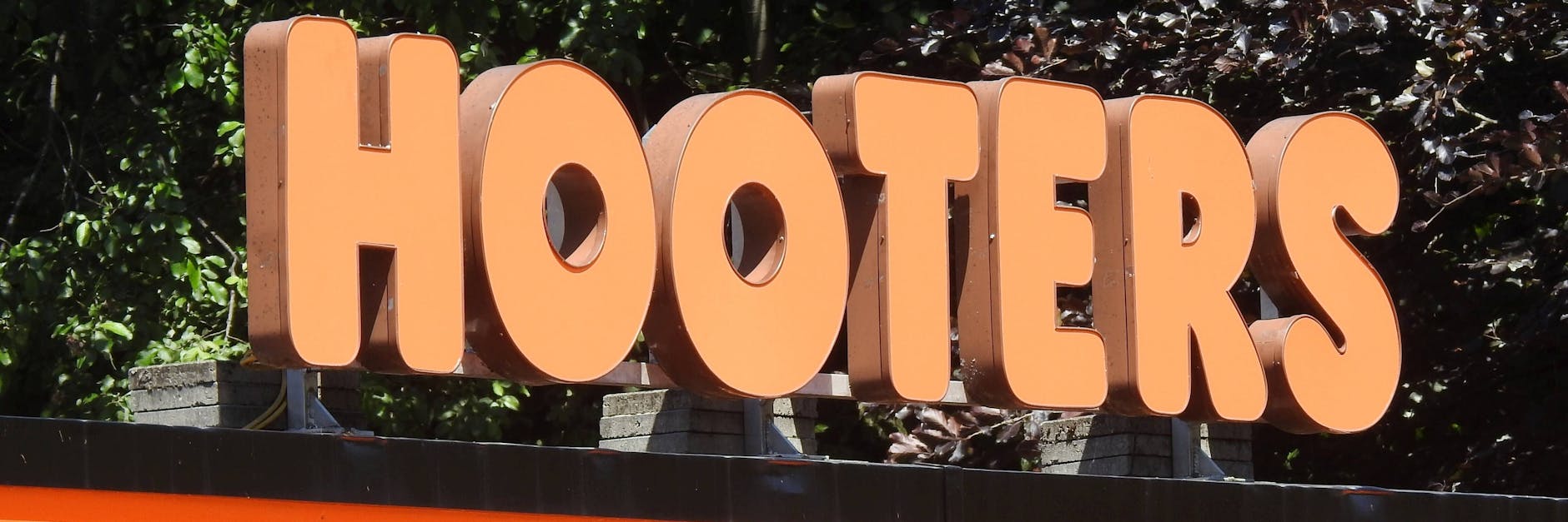 Die Restaurantkette „Hooters“ hat für ihre Mitarbeiterinnen ein ziemlich knappes Höschen kreiert.