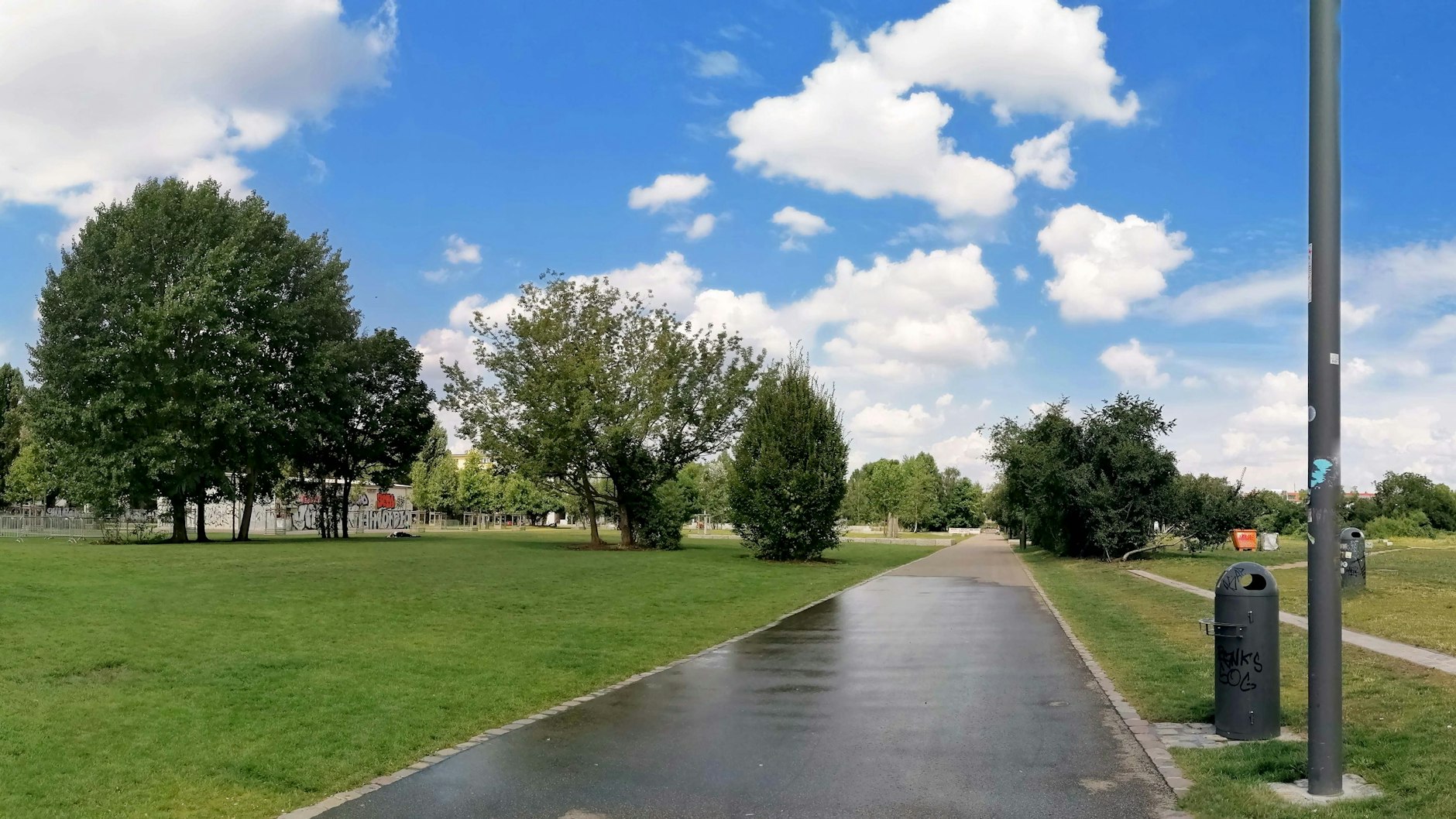 Blick in den Mauerpark, tagsüber genießen Menschen die grüne Oase.