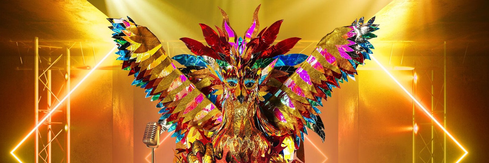 „The Masked Singer“: Für das Phönix-Kostüm wurden Tausende Federn und Flammen von Hand ausgeschnitten.