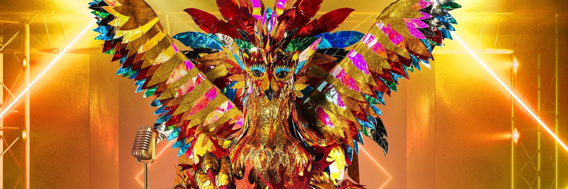 The Masked Singer: Für das Phönix-Kostüm wurden Tausende Federn und Flammen von Hand ausgeschnitten.