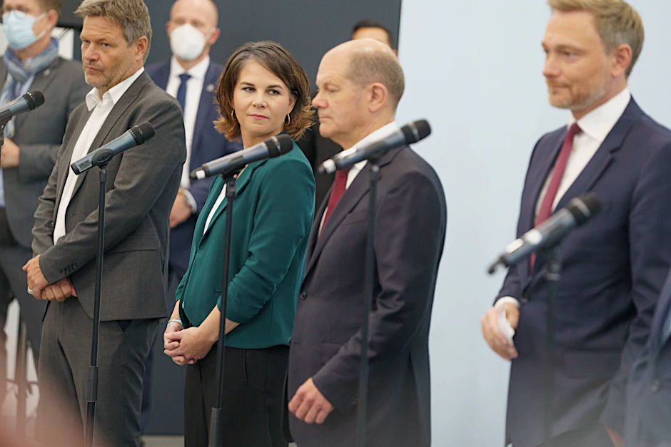 Robert Habeck, Annalena Baerbock (beide Grüne), Olaf Scholz (SPD) und Christian Lindner (FDP) verkünden am Freitag erste Ergebnisse ihrer Sondierungsgespräche.