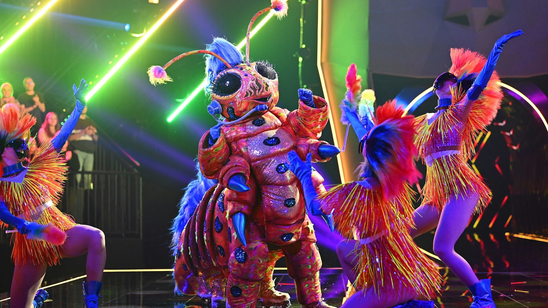 Die Raupe überzeugt mit einer irren Performance - aber wer ist der „Masked Singer“ im Kostüm?