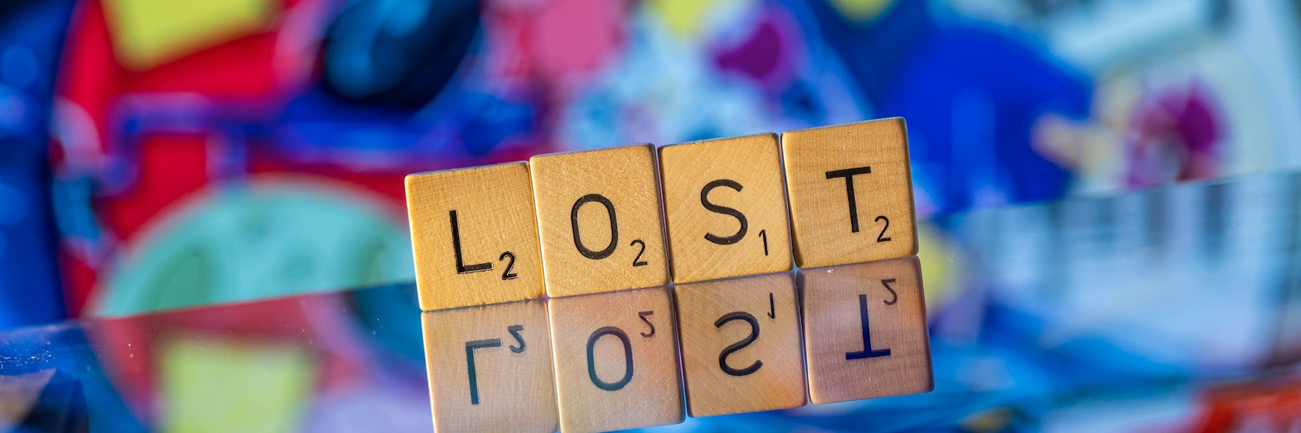 „Lost“ war Jugendwort des Jahres 2020. In der Jugendsprache ist damit jemand gemeint, der ahnungslos, unsicher oder unentschlossen ist.&nbsp;