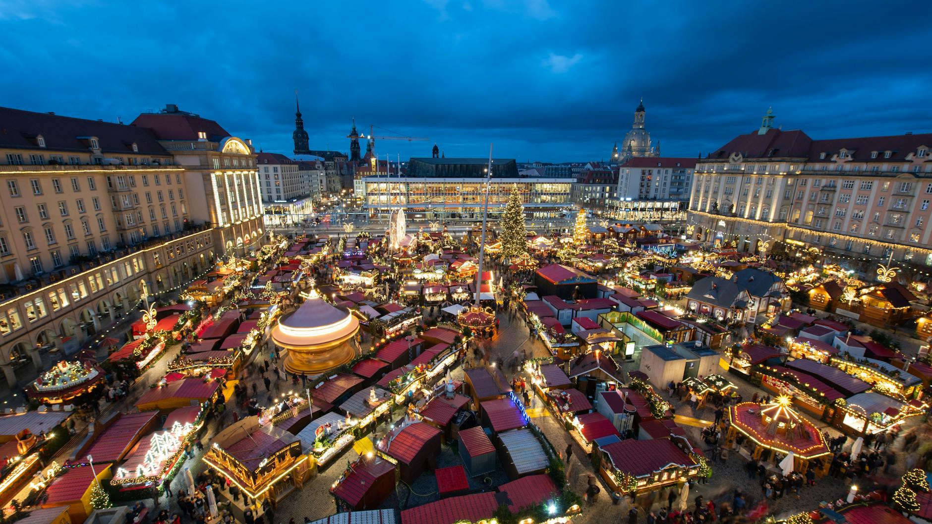 Blick auf den Dresdner Striezelmarkt. Dieses Jahr soll der bekannte Weihnachtsmarkt wieder stattfinden (Archivbild).