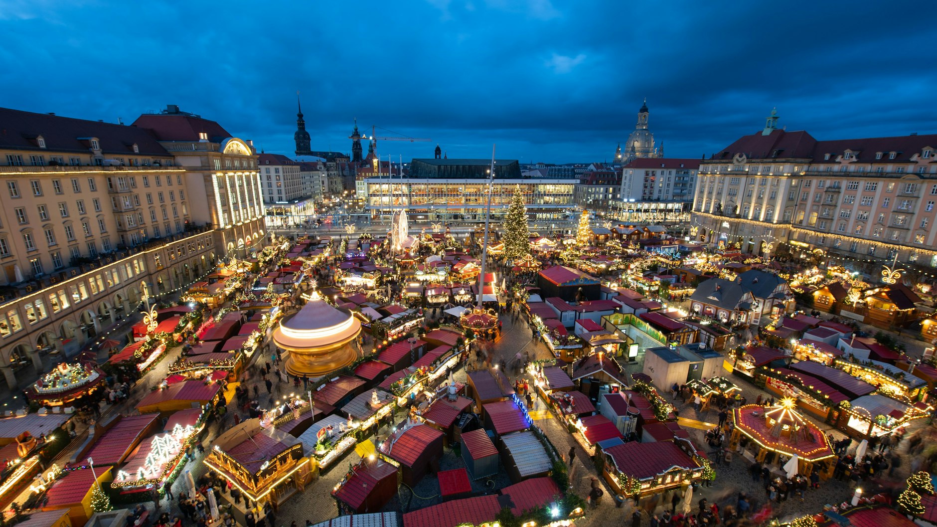 Blick auf den Dresdner Striezelmarkt. Dieses Jahr soll der bekannte Weihnachtsmarkt wieder stattfinden (Archivbild).