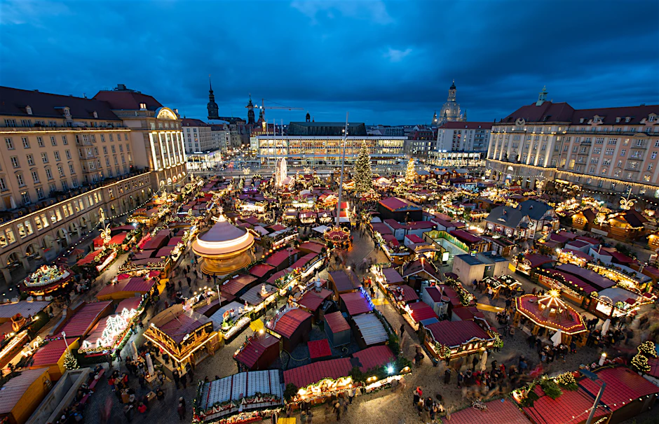 Blick auf den Dresdner Striezelmarkt. Dieses Jahr soll der bekannte Weihnachtsmarkt wieder stattfinden (Archivbild).