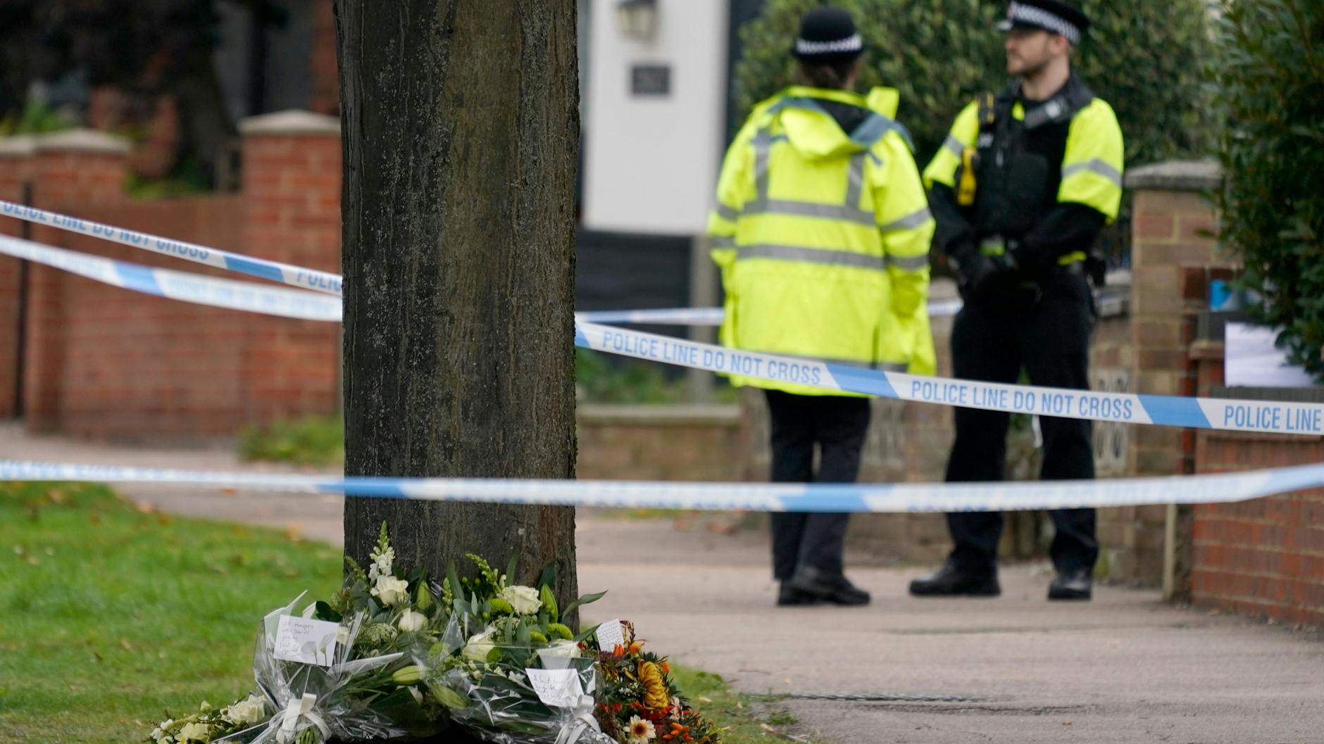 Blumen am Tatort in Leigh-on-Sea: Dort wurde am Freitag der Tory-Abgeordnete David Amess erstochen. 