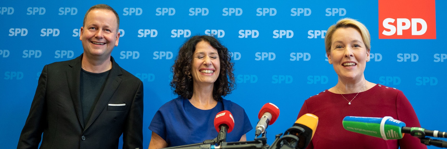 Berlin: Franziska Giffey (r.), Landesvorsitzende der Berliner SPD, Bettina Jarasch, Spitzenkandidatin von Bündnis 90/Die Grünen, und Kultursenator Klaus Lederer (Die Linke) lachen bei einem gemeinsamen Pressestatement nach den Sondierungsgesprächen. Worüber eigentlich?