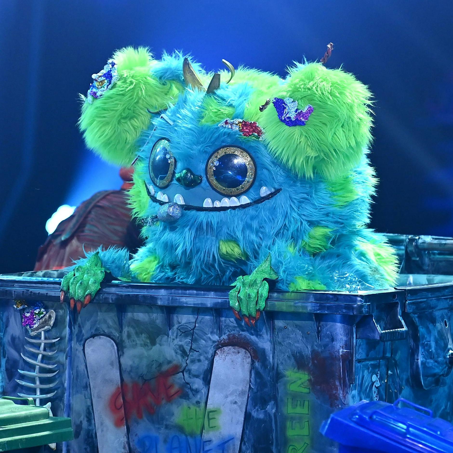 „The Masked Singer“: Nächste Maske enthüllt! Alle Infos zum Müll-Monster „Mülli Müller“ – steckt DIESER Star im Flausch-Kostüm?