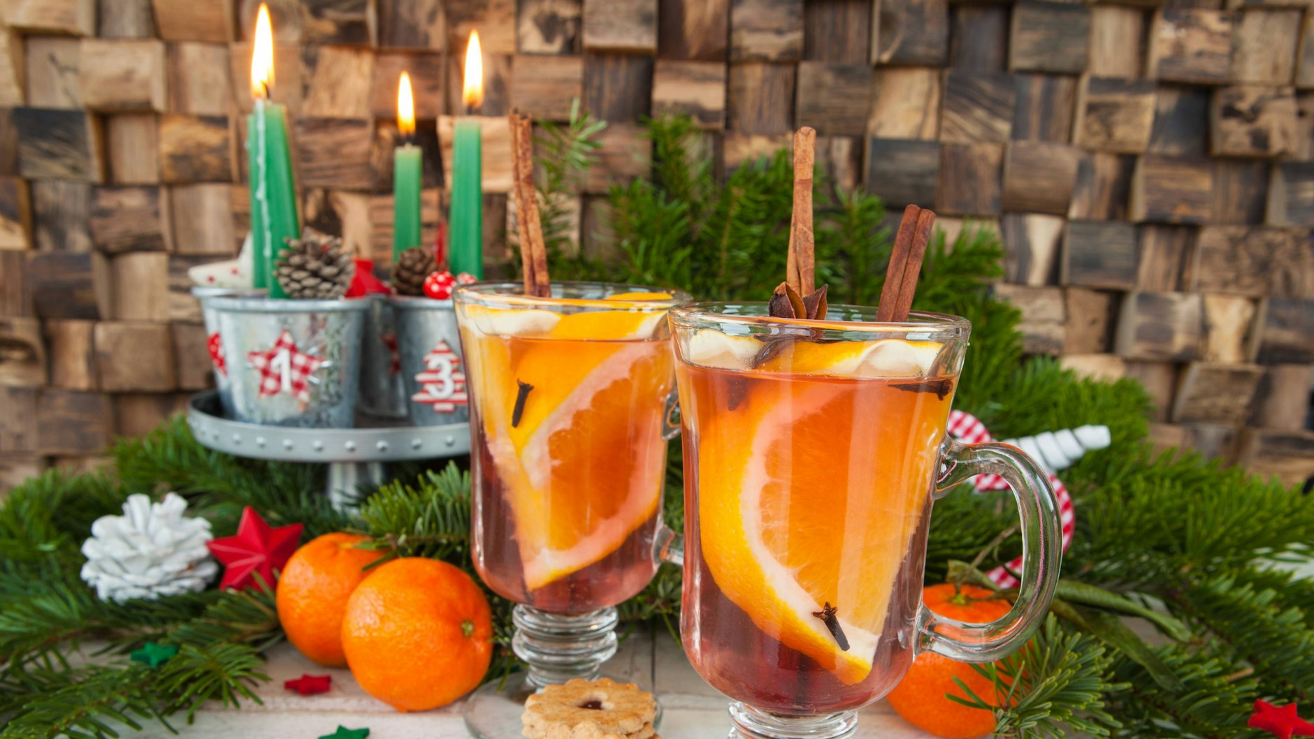 Viele Unternehmen sind bei der Planung für die diesjährige Weihnachtsfeier noch unsicher (Symbolbild).