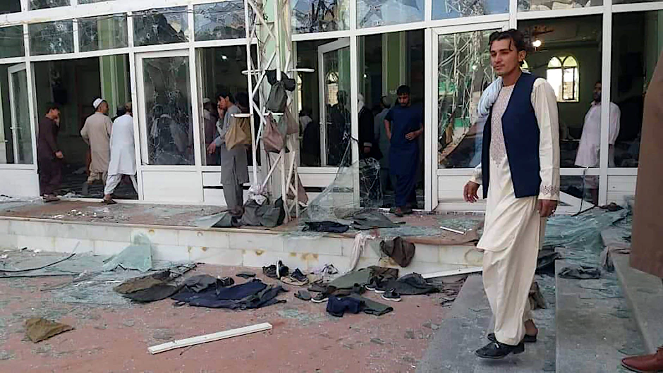 Männer in der stark beschädigten Moschee in Kandahar nach dem Anschlag der Terror-Miliz IS.