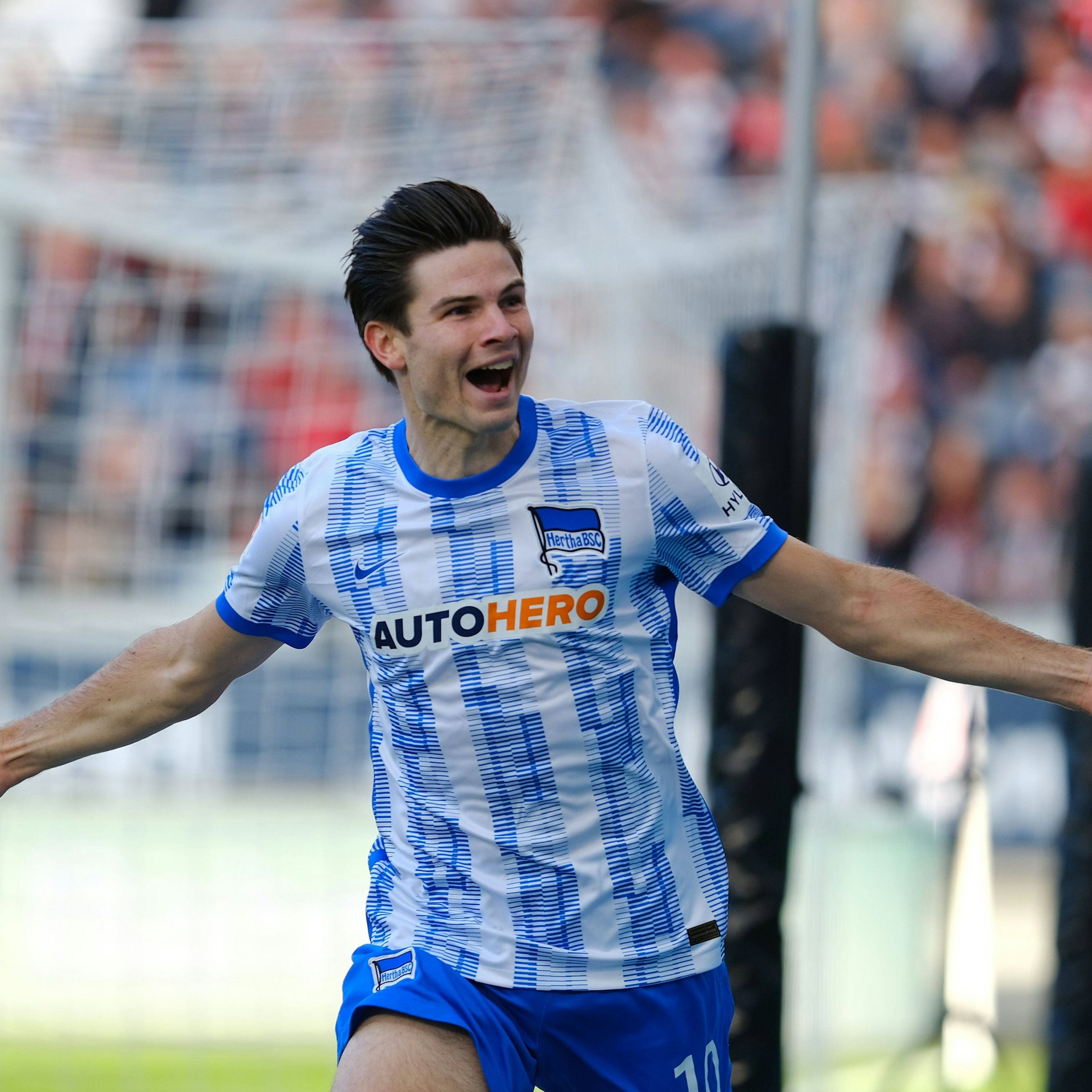 Jurgen Ekkelenkamp jubelt über seinen Treffer zum 2:0.