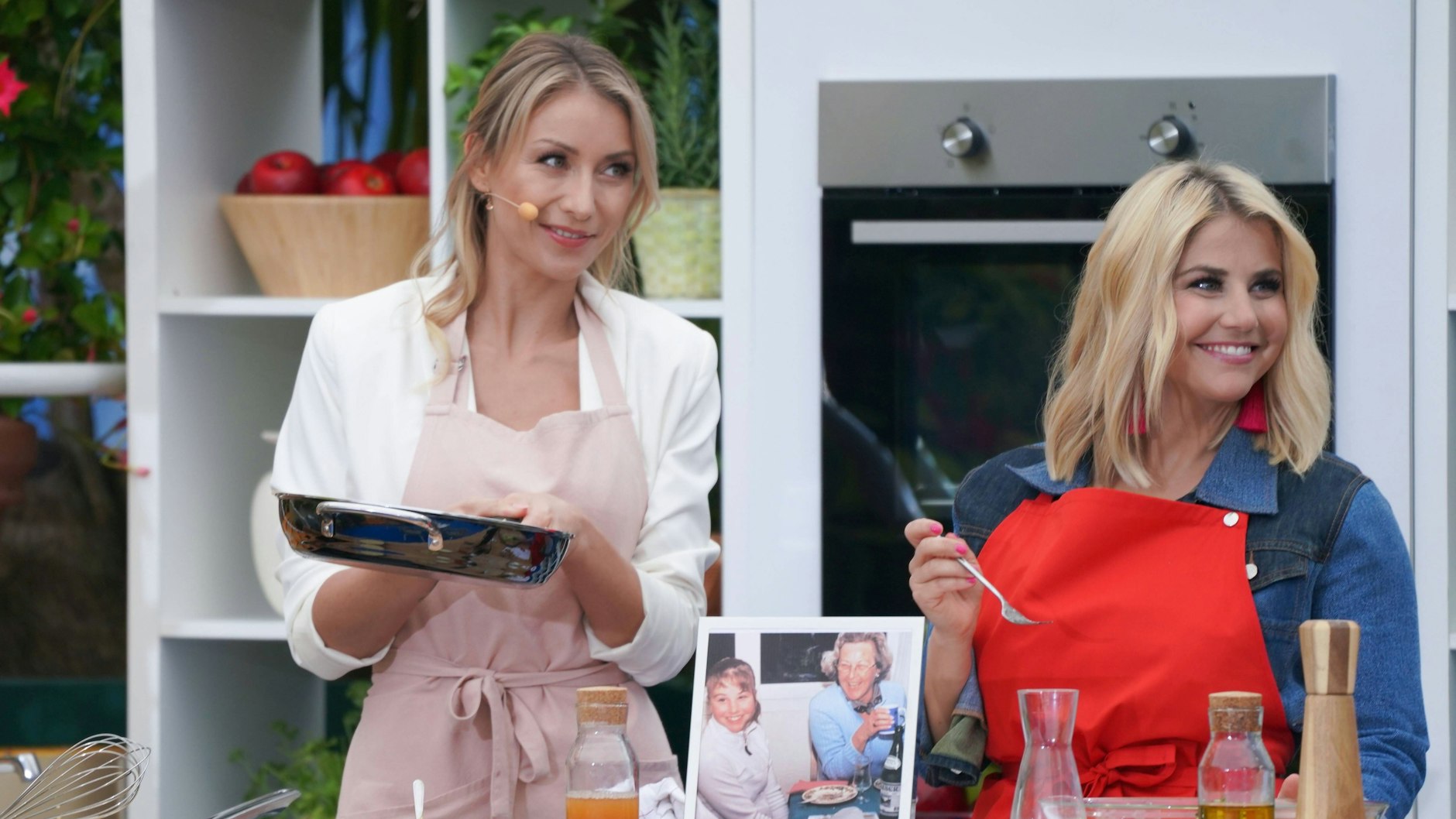 Beatrice Egli mit Anna-Carina Woitschack in der ARD-Sendung Immer wieder sonntags.