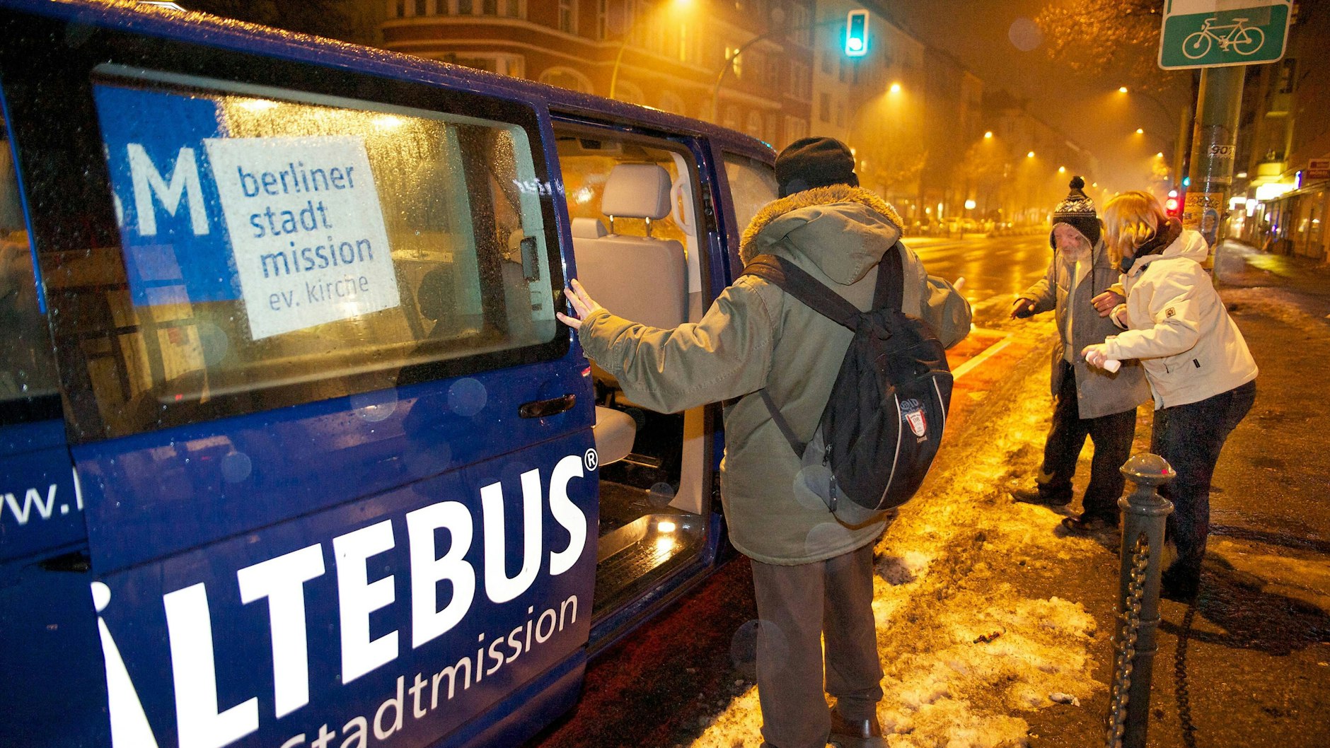 Der Kältebus hilft. Seine ehrenamtlichen Mitarbeiter bringen Menschen von der Straße in Notübernachtungen, wenn diese es wollen. Ab 1. November fährt der Kältebus wieder durch Berlin. Zu erreichen ist er unter der Telefonnummer&nbsp;0178 523 58 38.&nbsp;