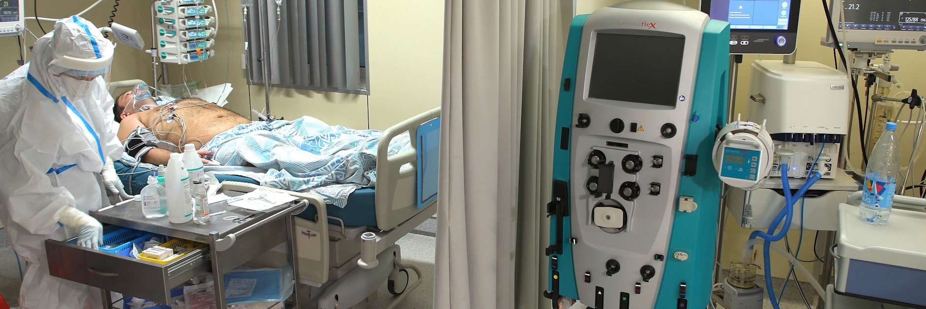 Ein medizinischer Mitarbeiter in einem Krankenhaus in St. Petersburg versorgt einen Corona-Patienten.&nbsp;