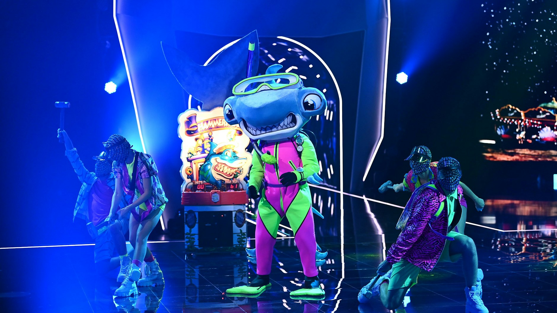 Der Hammerhai sang in der ersten Episode von „The Masked Singer“ den Song „Sledgehammer“.