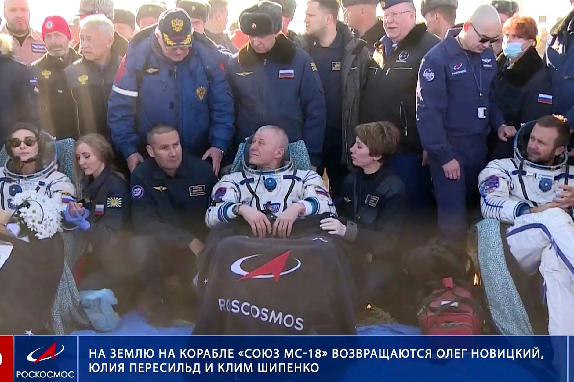 Dieses von der Raumfahrtagentur Roscosmos veröffentlichte Foto zeigt den Kosmonaut Oleg Novitskiy (Mitte), die Schauspielerin Julia Peressild und den Filmregisseur Klim Schipenko.