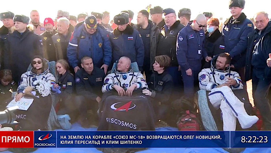 Dieses von der Raumfahrtagentur Roscosmos veröffentlichte Foto zeigt den Kosmonaut Oleg Novitskiy (Mitte), die Schauspielerin Julia Peressild und den Filmregisseur Klim Schipenko.
