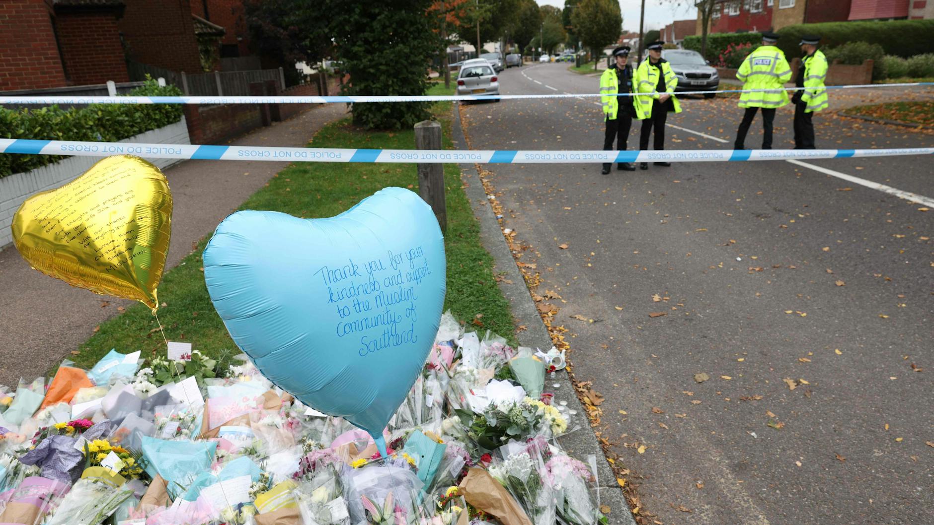 Passanten haben Blumen am Tatort in Leigh-on-Sea niedergelegt. Dort war am Freitag der Tory-Abgeordnete David Amess getötet worden.