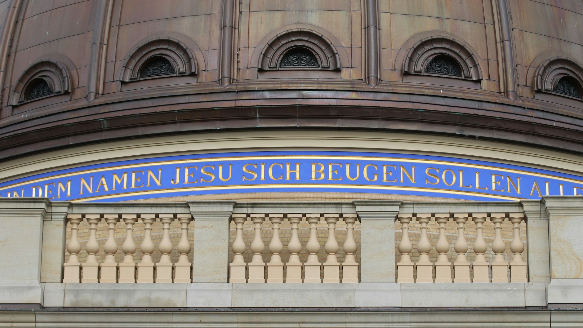 Die Kulturinstitutionen im Humboldt-Forum distanzieren sich von der Kuppelschrift. Eine entsprechende Bronzetafel soll noch aufgestellt werden.