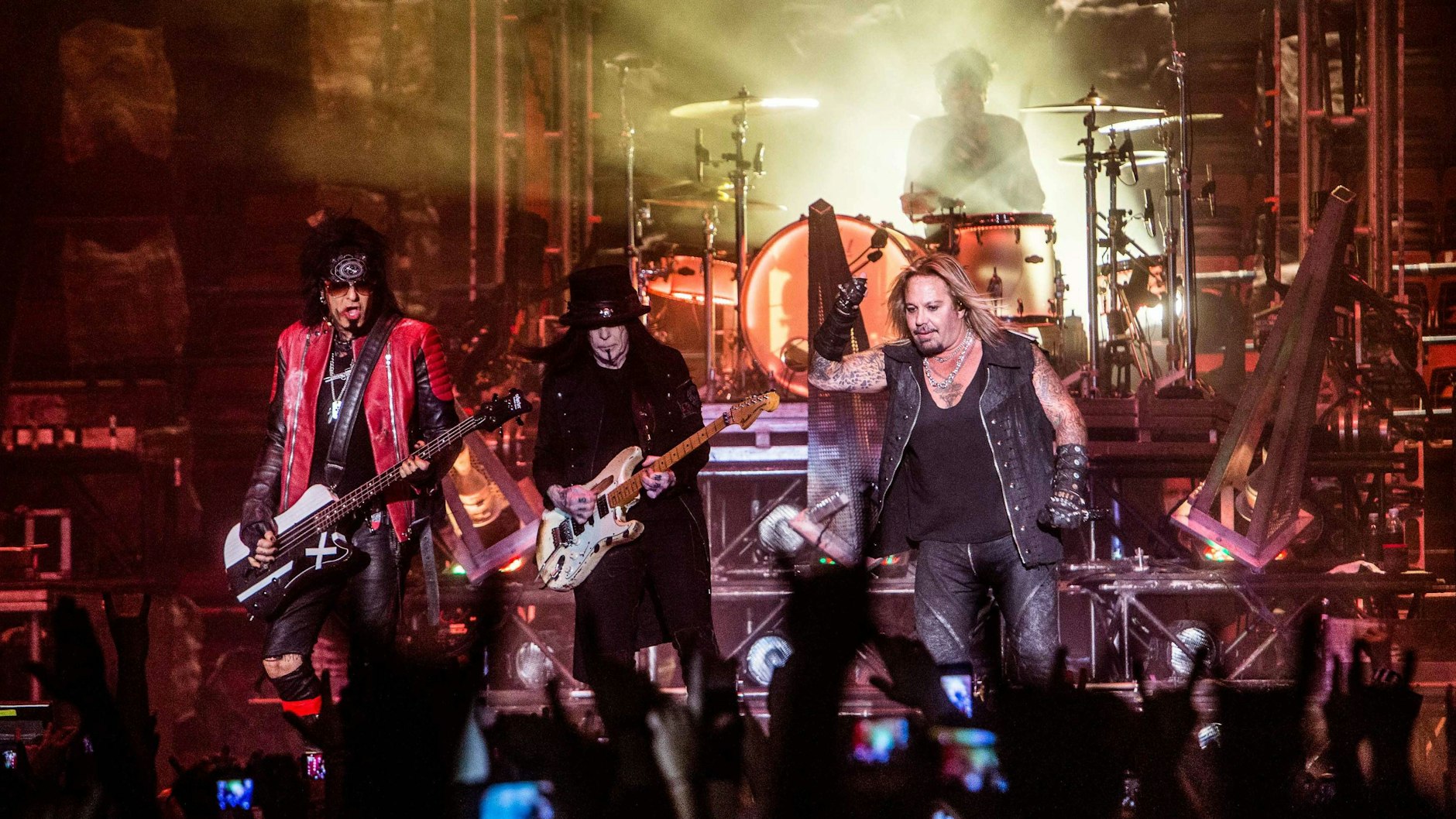 Vince Neil, Mick Mars und Nikki Sixx als Mötley Crüe bei einem Konzert in Mailand.