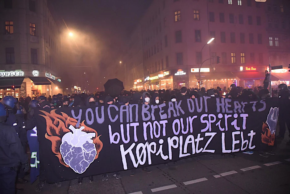 Tausende Menschen haben am Freitagabend gegen die Räumung der Köpi demonstriert. Es kam zu Ausschreitungen.