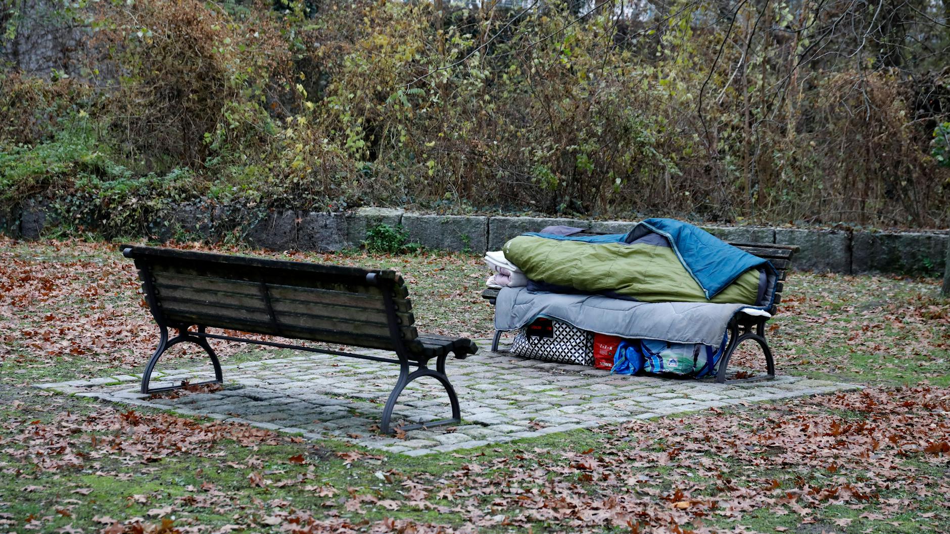 In kalten Nächten werden Schlafplätze wie dieser in Tiergarten für Obdachlose lebensgefährlich.