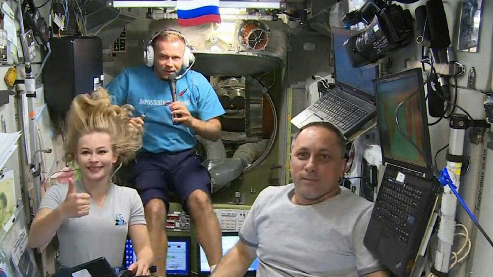 Schauspielerin Julia Peresild, Regisseur Klim Shipenko und Astronaut Anton Shkaplerov während ihrer Zeit auf der ISS. 