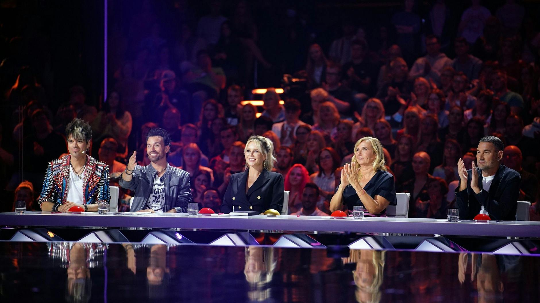 Andrea Kiewel (2.v.r.) sitzt als Gast-Jurorin am Buzzer-Pult beim Supertalent. Bald wird hier auch Thomas Gottschalk sitzen.