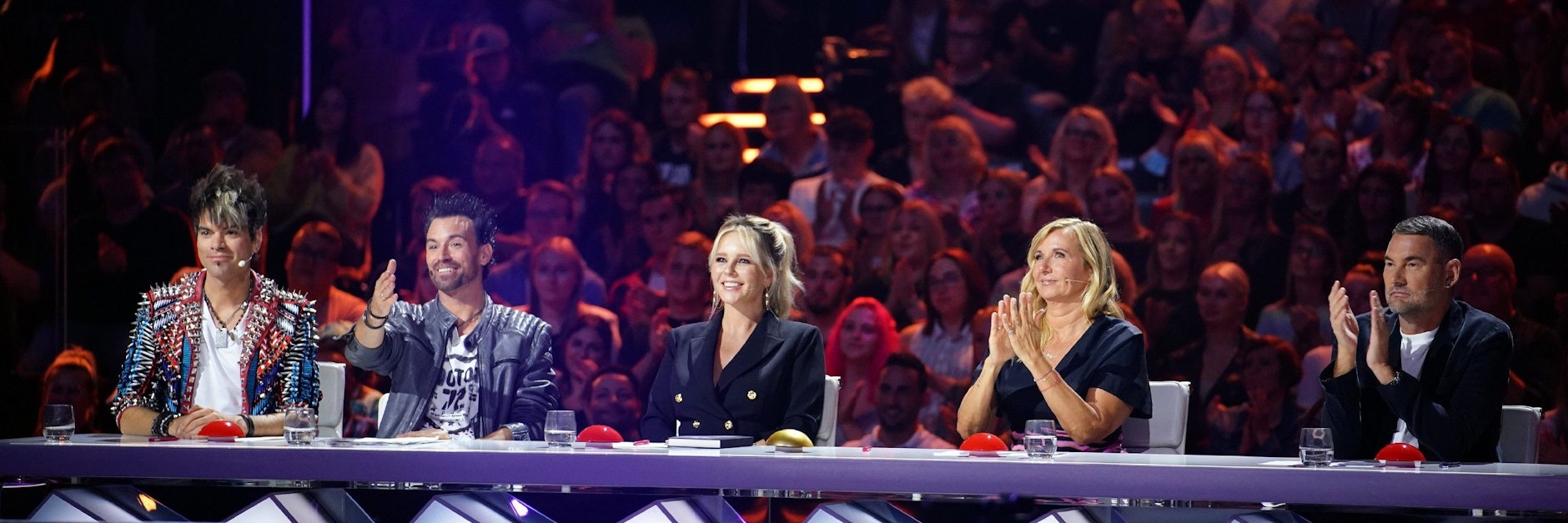 Andrea Kiewel (2.v.r.) sitzt als Gast-Jurorin am Buzzer-Pult beim Supertalent. Mit dabei: Die Ehrlich Brothers, Chantal Janzen, und Michael Michalsky