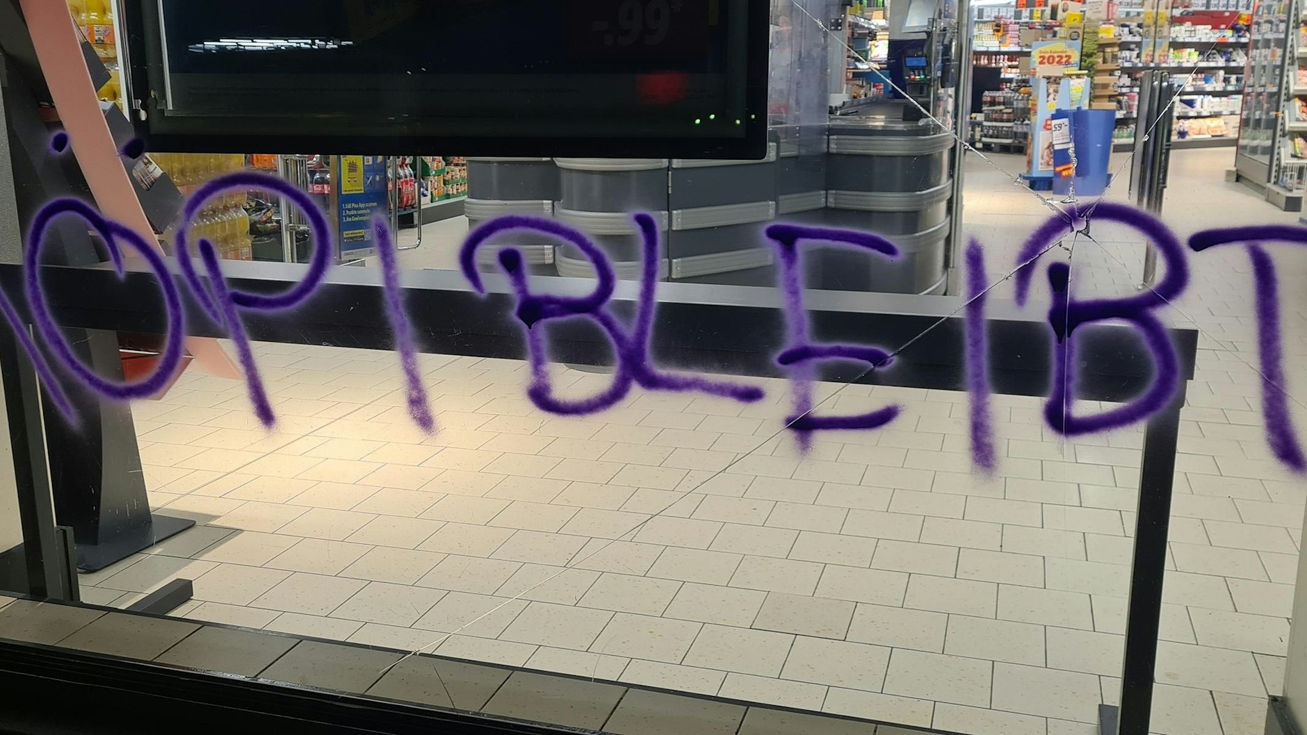 Die Scheiben mehrerer Lebensmittelgeschäfte wurden zerstört.