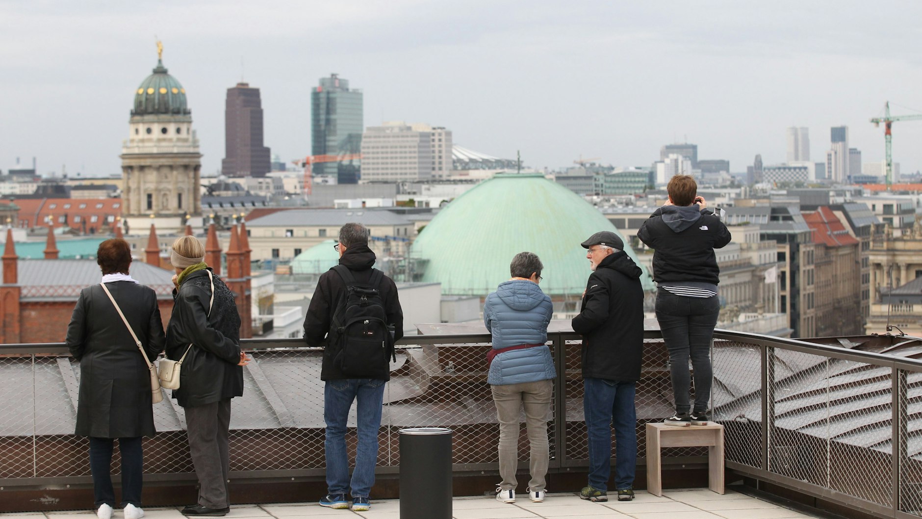Besucher der Dachterrasse auf dem Humboldt-Forum genießen die neuen Perspektiven.