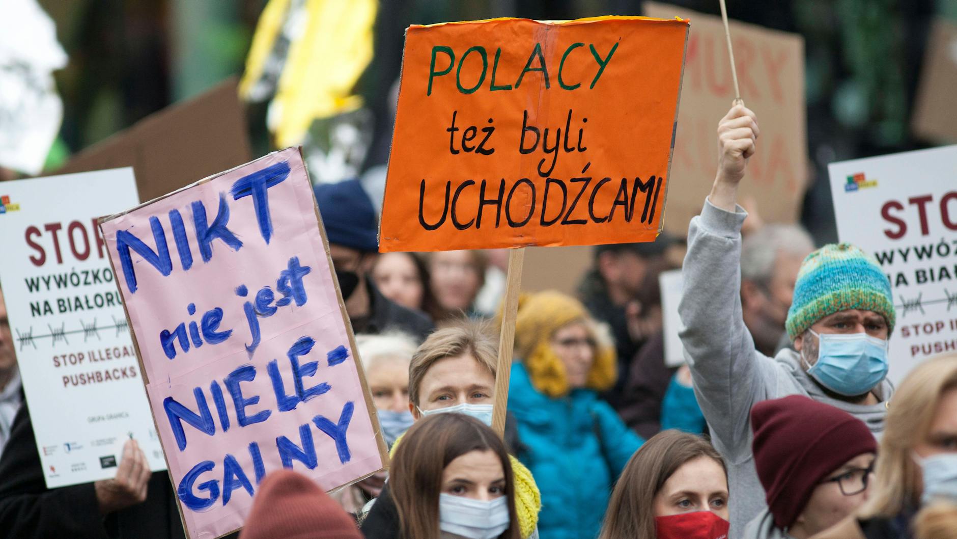 Demonstranten protestieren in Warschau gegen die Zurückweisung von Asylsuchenden an der Grenze von Belarus zu Polen.