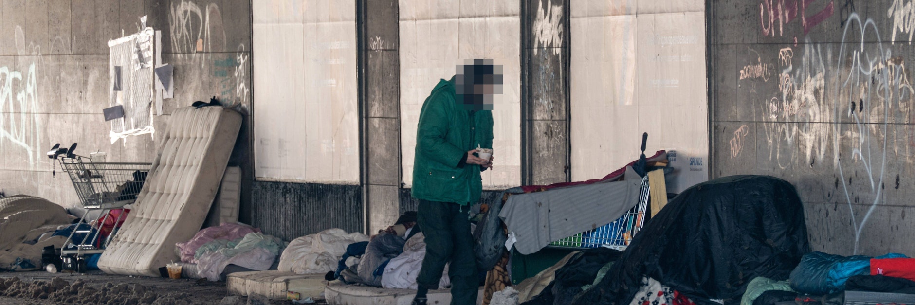 Ein Obdachlosen-Lager im vergangenen Winter unter einer Bahnbrücke am Bahnhof Zoo. Es war eisig und zugig, Schnee wurde herangeweht. Wer hier schlief, war in Lebensgefahr.