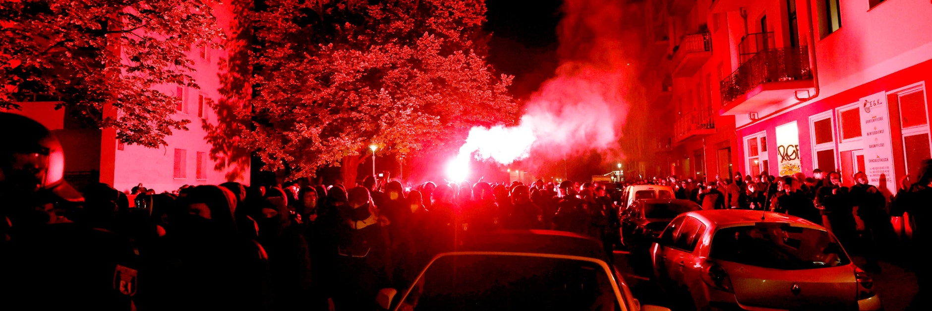 Bei einer Demo gegen die Räumung des linksautonomen Bauwagen-Camps Köpi ist es zu Ausschreitungen gekommen. Dabei wurden Polizisten mit Flaschen, Steinen und Feuerwerkskörpern beworfen, in der Reichenbergerstraße Scheiben von Autos zerschlagen, Verkehrsschilder in parkende Autos gerammt und Dixieklos umgeschubst. 
