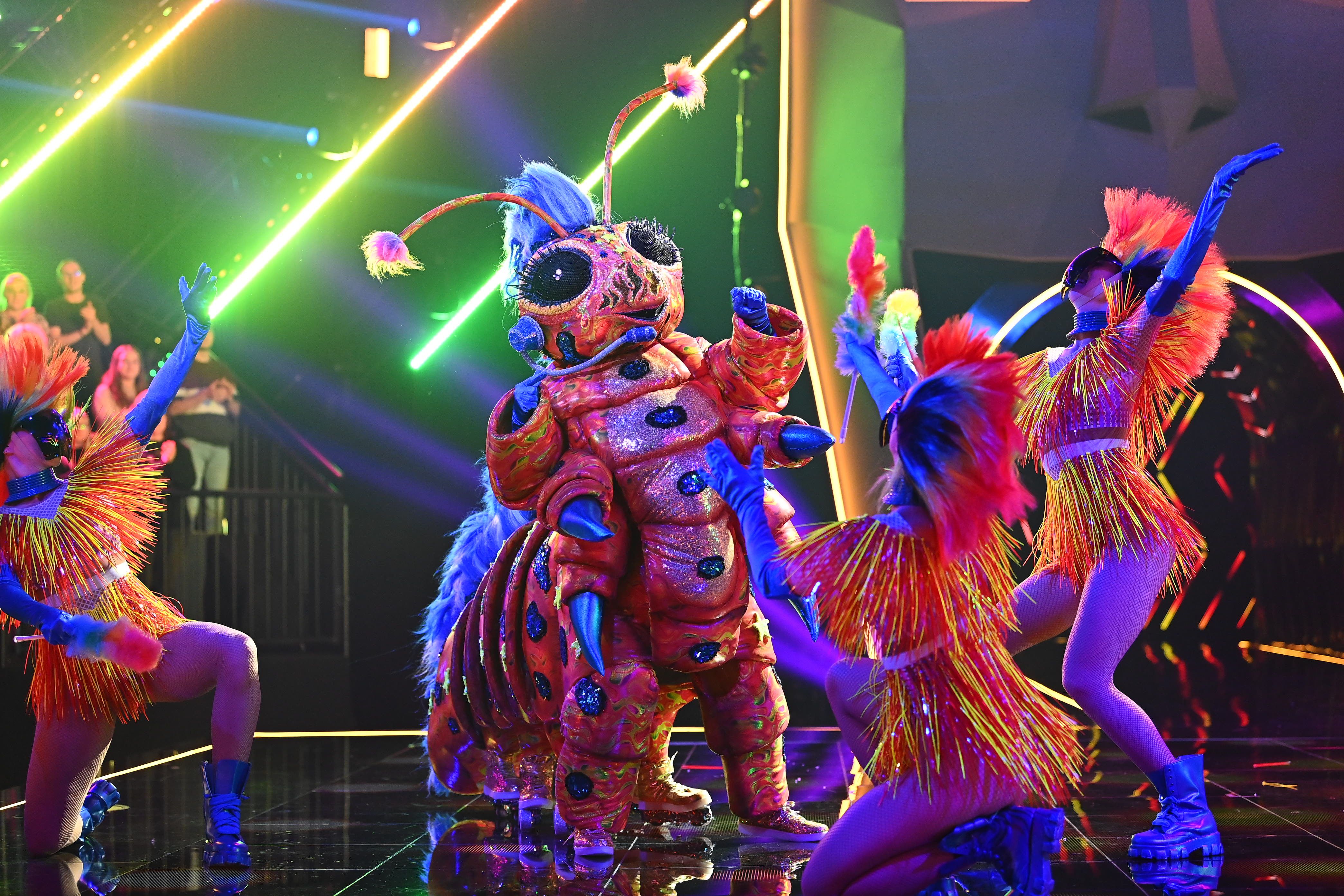 Image - Irre Performance bei „The Masked Singer“: Die Raupe ist enttarnt! Fans sicher: DIESE Sängerin steckt im Kostüm