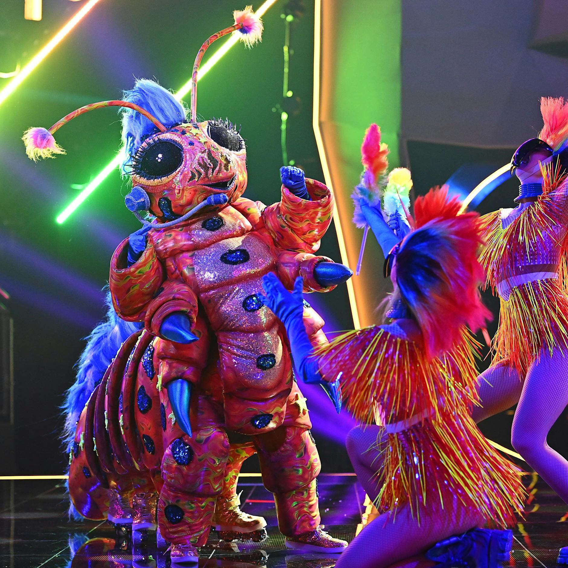 Irre Performance bei „The Masked Singer“: Die Raupe ist enttarnt! Fans sicher: DIESE Sängerin steckt im Kostüm