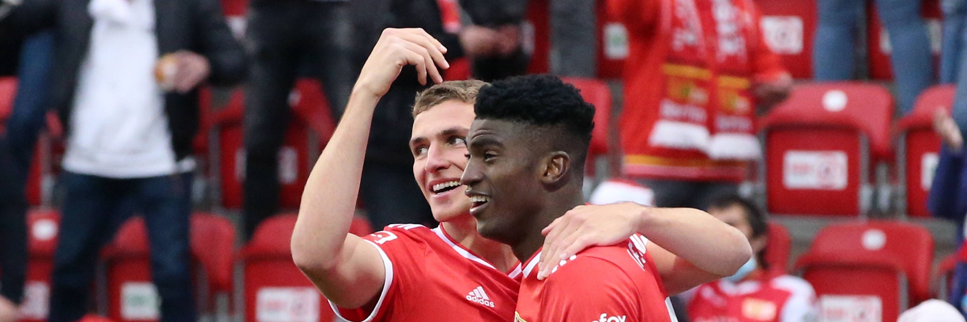 Für alle, die es verpasst haben sollten: Grischa Prömel zeigt an, wer bei Union der Mann für die wichtigen Tore&nbsp; ist: Taiwo Awoniyi.&nbsp;