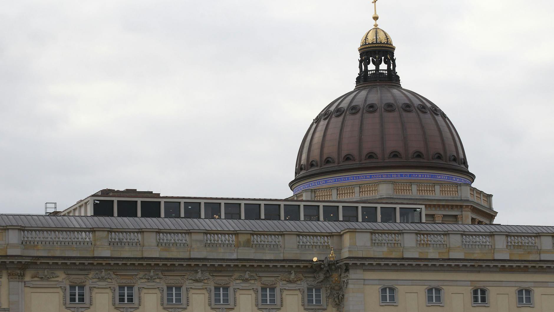Der Restaurant-Aufbau unter der Kuppel wird erkennbar, wenn man aus der Distanz vom Alten Museum her schaut.