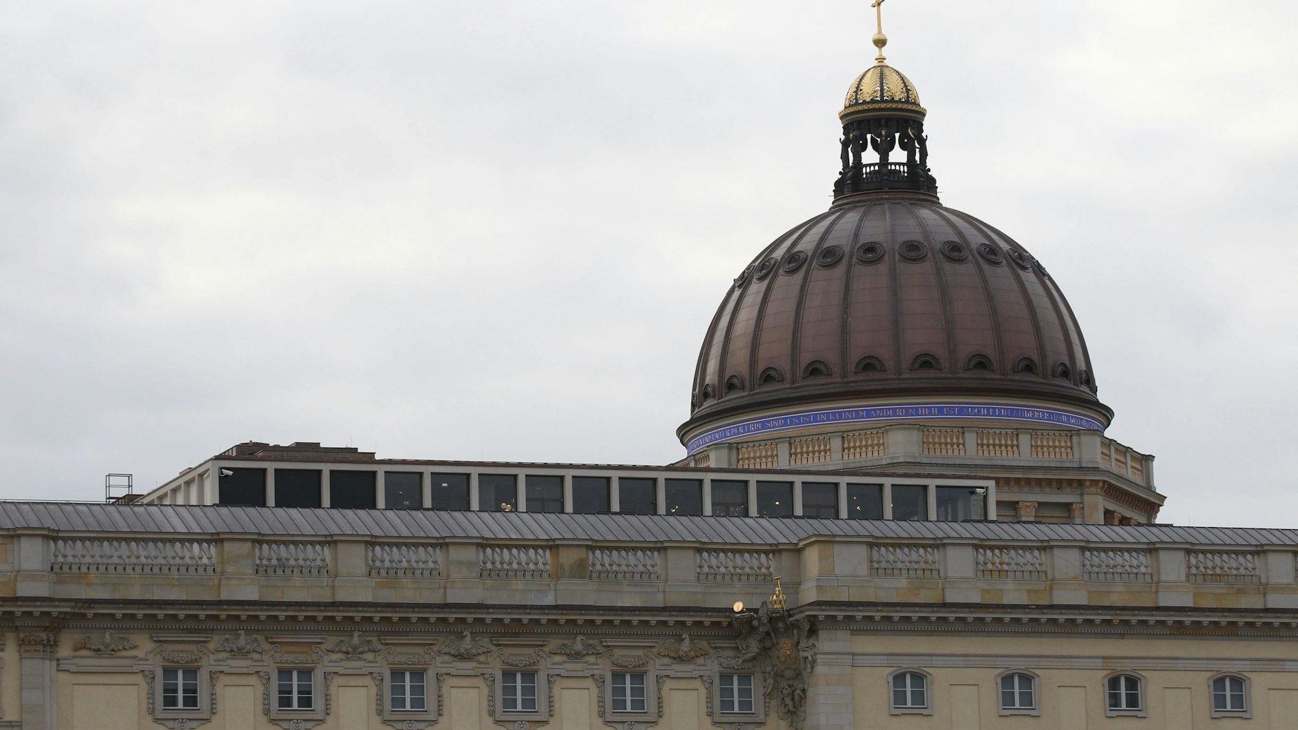 Der Restaurant-Aufbau unter der Kuppel wird erkennbar, wenn man aus der Distanz vom Alten Museum her schaut.