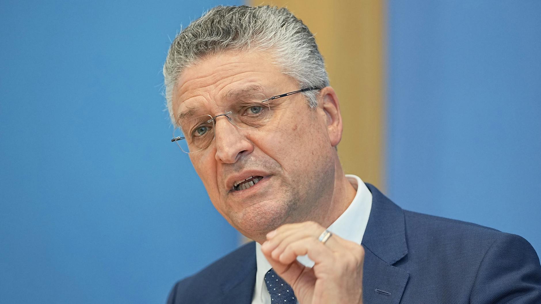 RKI-Chef Lothar Wieler geht davon aus, dass es mehr aus dem Ausland eingeschleppte Infektionen geben wird.